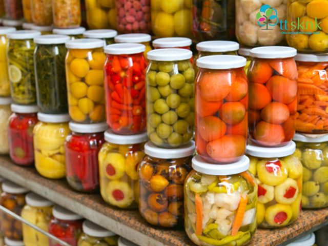 đồ đóng hộp nên kiêng cho trẻ khi bị sởi