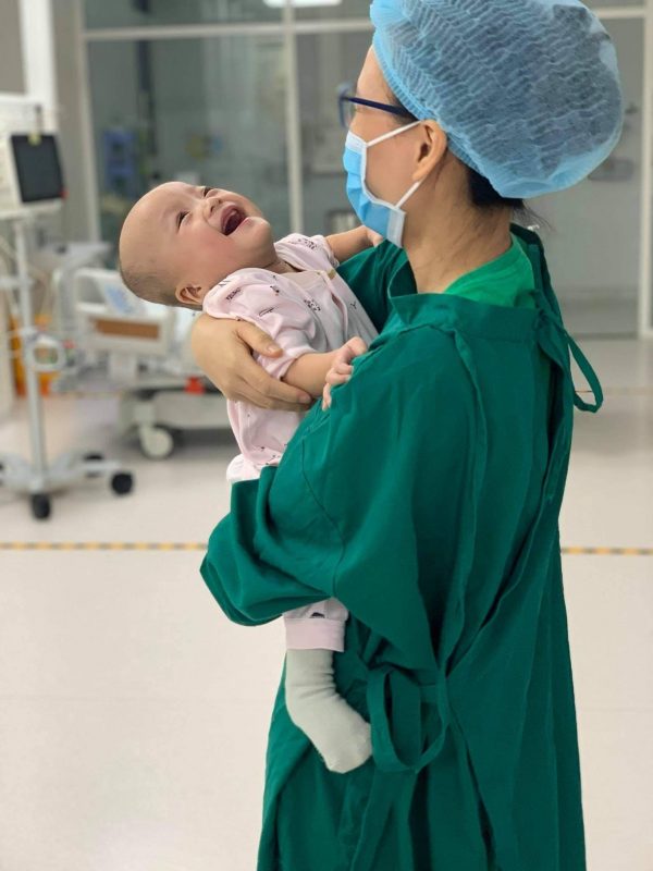Hình ảnh Trúc Nhi tươi cười trên vòng tay mẹ (Ảnh: BV Nhi đồng Thành phố)