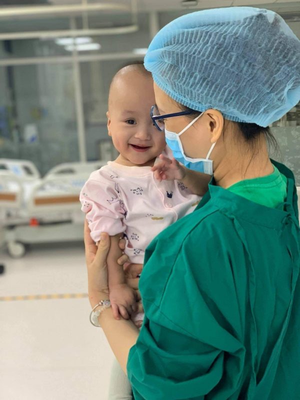Hình ảnh Trúc Nhi tươi cười trên vòng tay mẹ (Ảnh: BV Nhi đồng Thành phố)