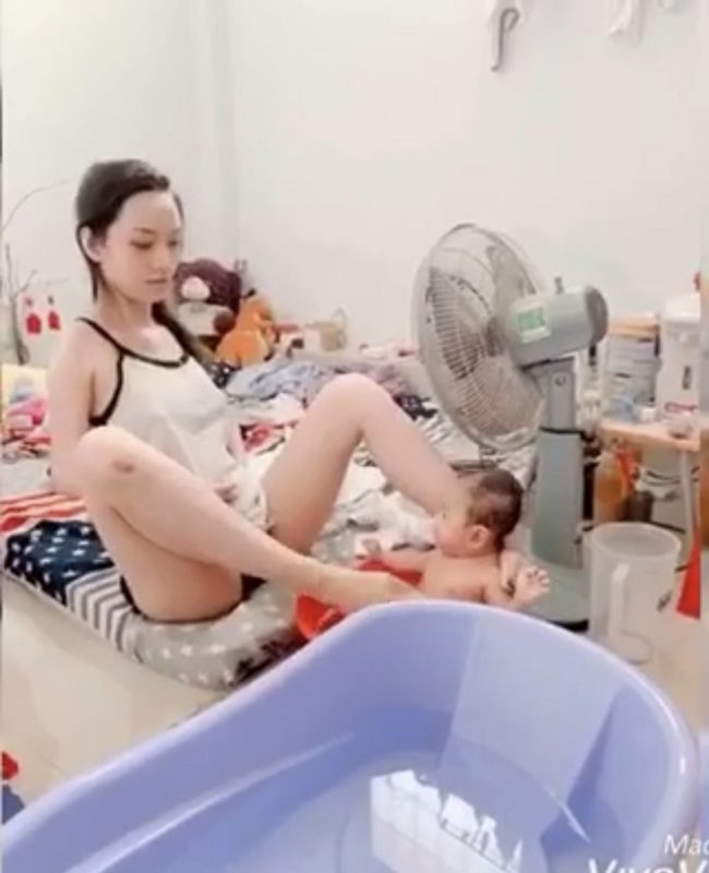Bà mẹ một con vẫn tự tắm cho con mỗi ngày bằng đôi chân thuần thục.