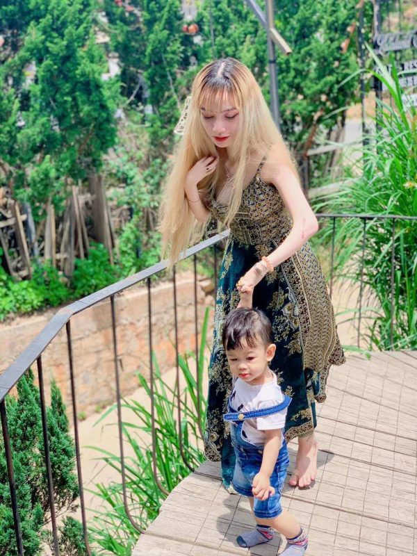 Bàn tay mẹ chẳng thể năm tay con nên chính bé Gia Huy lại là đứa trẻ chủ động nắm tay mẹ.
