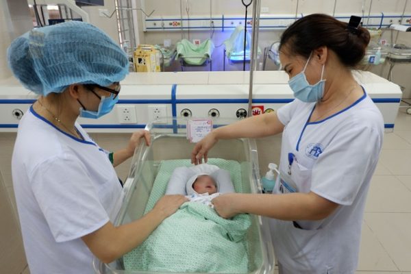 Các điều dưỡng khoa Nhi sơ sinh trở thành mẹ của bé An