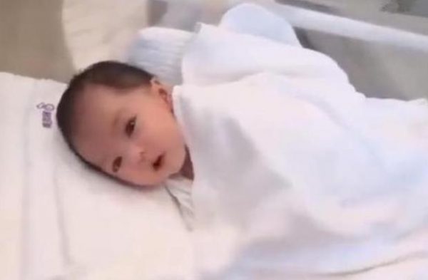 Em bé sơ sinh vừa ra đời đã đẹp như thiên thần, thói quen của mẹ quyết định phần lớn dung mạo của con - Ảnh 1. Em bé sơ sinh vừa ra đời đã đẹp như thiên thần, thói quen của mẹ quyết định phần lớn dung mạo của con - Ảnh 1.