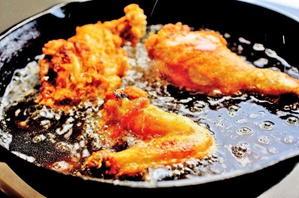 Không nên cho bé ăn nhiều thực phẩm chiên rán
