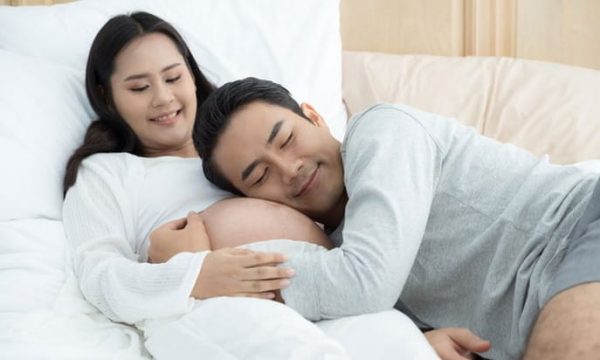 Cha mẹ cùng nhau nghĩ tên cho con