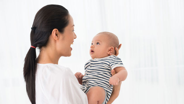 Bế trẻ đúng cách, nhẹ nhàng để phòng ngừa hội chứng rung lắc xảy ra