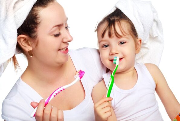 Từ 1 tuổi trở lên, mẹ có thể sử dụng bàn chải để đánh răng cho con rồi nhé