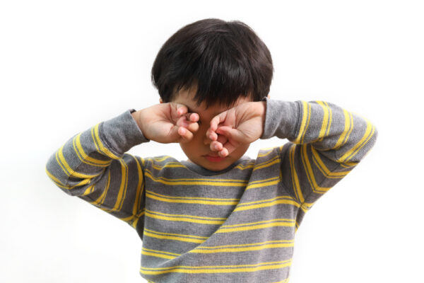 Dụi mắt, nheo mắt khi xem tivi, đọc sách là biểu hiện trẻ có nguy cơ bị tật về mắt