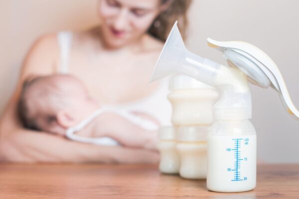 Trong sữa mẹ chứa hàm lượng sắt rất ít. Nếu trẻ chỉ bú mẹ có nguy cơ cao bị thiếu sắt