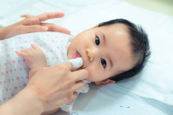 Mẹ nên rơ lưỡi cho trẻ hàng ngày sau các bữa ăn để đảm bảo miệng lưỡi trẻ vệ sinh và hạn chế tình trạng nấm lưỡi
