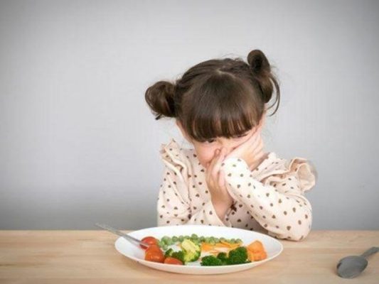 Nguyên nhân trẻ biếng ăn thường do bị ép ăn. (Ảnh minh họa)